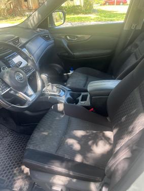 White 2019 Nissan Rogue SV