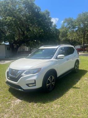 White 2019 Nissan Rogue SV