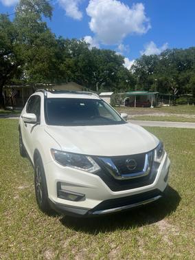 White 2019 Nissan Rogue SV