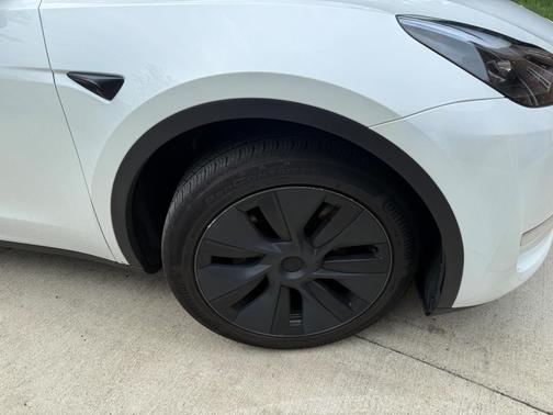 White 2025 Tesla Model Y Long Range RWD