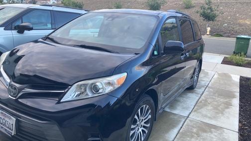 Black 2019 Toyota Sienna XLE
