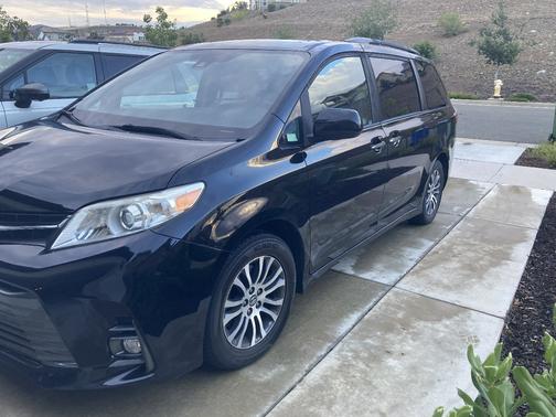 Black 2019 Toyota Sienna XLE