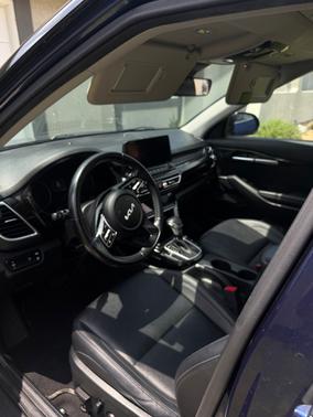Blue 2022 Kia Seltos EX