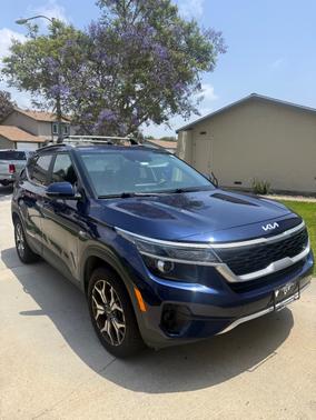 Blue 2022 Kia Seltos EX