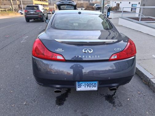 2011 INFINITI G37 x
