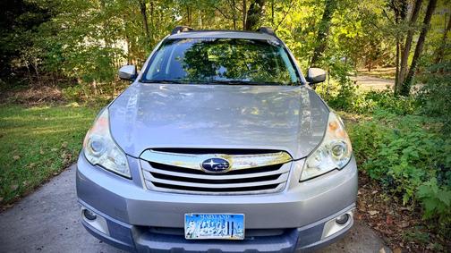 Silver 2010 Subaru Outback 2.5 i Premium