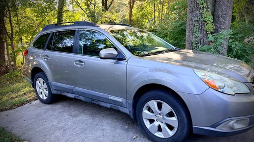 Silver 2010 Subaru Outback 2.5 i Premium