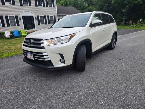 White 2019 Toyota Highlander XLE