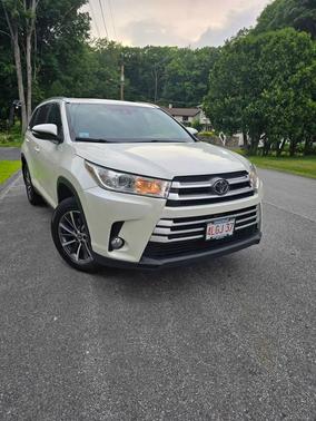 White 2019 Toyota Highlander XLE