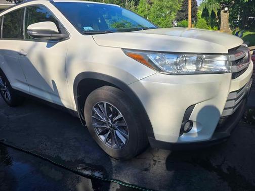 White 2019 Toyota Highlander XLE