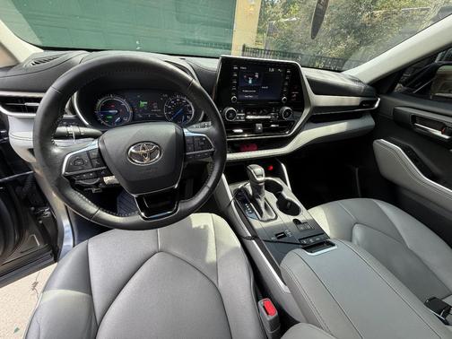 Gray 2020 Toyota Highlander Hybrid XLE