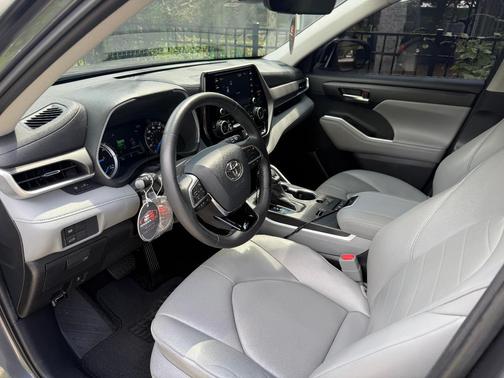 Gray 2020 Toyota Highlander Hybrid XLE
