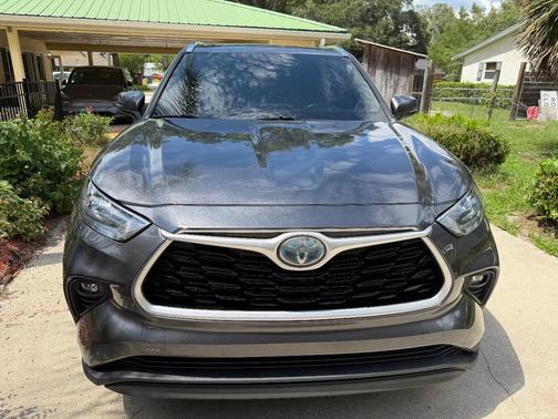 Gray 2020 Toyota Highlander Hybrid XLE