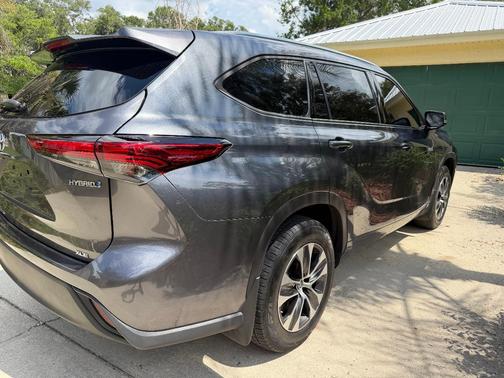 Gray 2020 Toyota Highlander Hybrid XLE