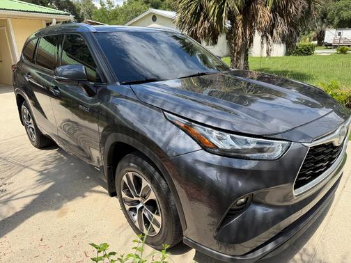 Gray 2020 Toyota Highlander Hybrid XLE