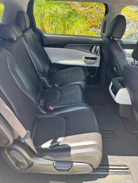 Red 2022 Kia Carnival LXS