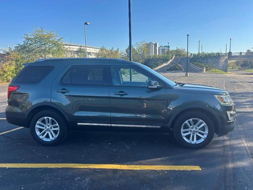 Green 2016 Ford Explorer XLT