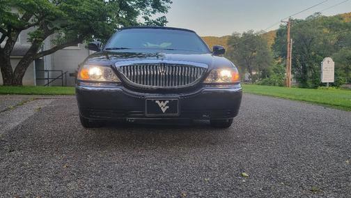 Photo 2 of 28 of 2004 Lincoln Town Car Base
