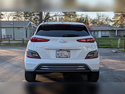 White 2022 Hyundai KONA EV Limited