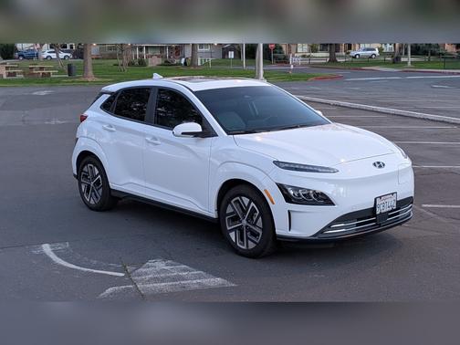 White 2022 Hyundai KONA EV Limited