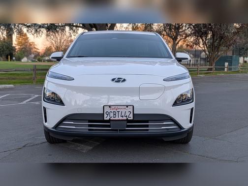 White 2022 Hyundai KONA EV Limited