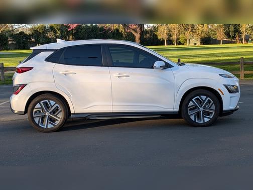 White 2022 Hyundai KONA EV Limited