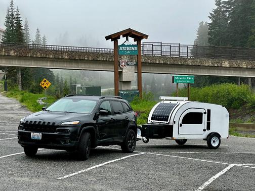 Black 2014 Jeep Cherokee Altitude