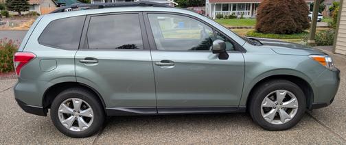 Green 2015 Subaru Forester 2.5i Premium