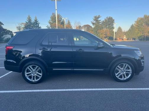 Black 2017 Ford Explorer XLT