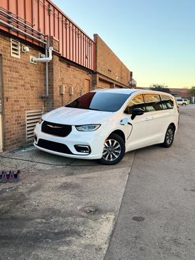 2025 Chrysler Pacifica Hybrid Select