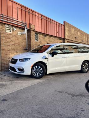2025 Chrysler Pacifica Hybrid Select
