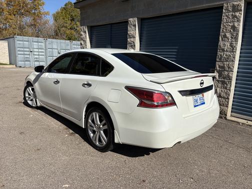 White 2014 Nissan Altima 3.5 SL