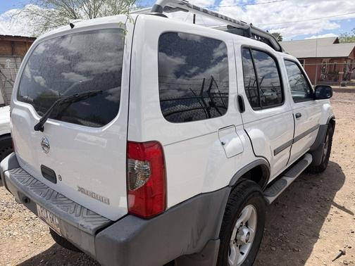 White 2004 Nissan Xterra XE