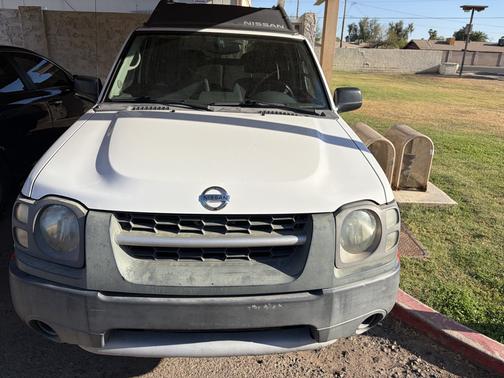 White 2004 Nissan Xterra XE