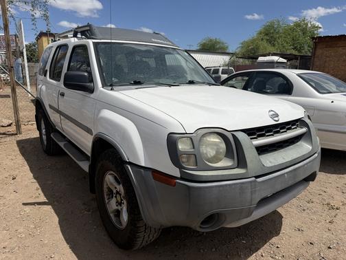 White 2004 Nissan Xterra XE