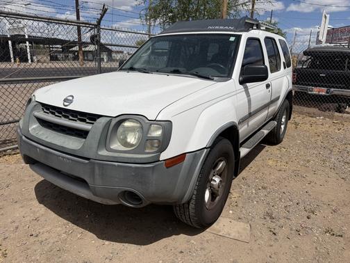 White 2004 Nissan Xterra XE