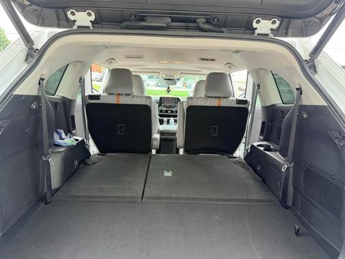 White 2022 Toyota Highlander Hybrid XLE Bronze