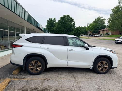 White 2022 Toyota Highlander Hybrid XLE Bronze