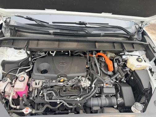 White 2022 Toyota Highlander Hybrid XLE Bronze