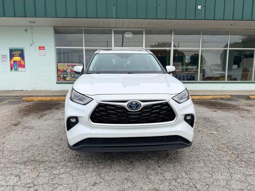 White 2022 Toyota Highlander Hybrid XLE Bronze