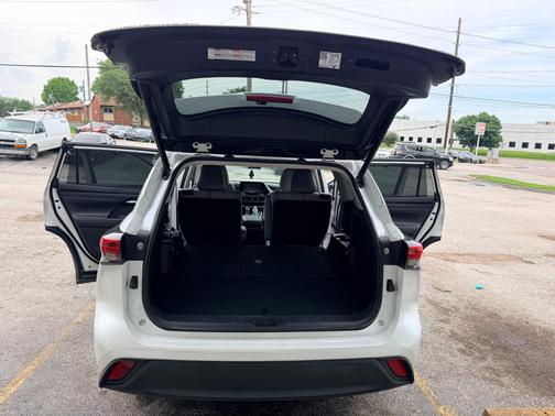 White 2022 Toyota Highlander Hybrid XLE Bronze