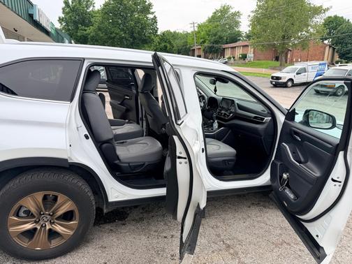 White 2022 Toyota Highlander Hybrid XLE Bronze