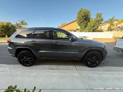 Gray 2017 Jeep Grand Cherokee Altitude