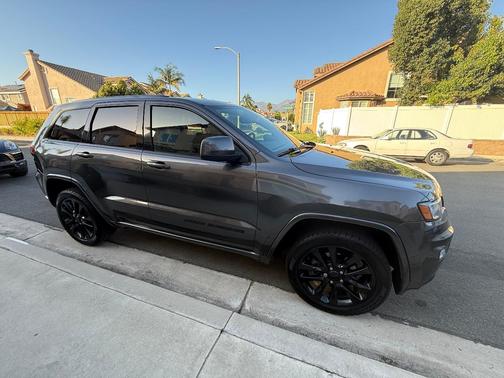 Gray 2017 Jeep Grand Cherokee Altitude