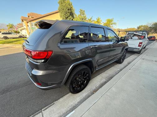 Gray 2017 Jeep Grand Cherokee Altitude