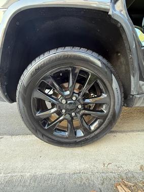 Gray 2017 Jeep Grand Cherokee Altitude