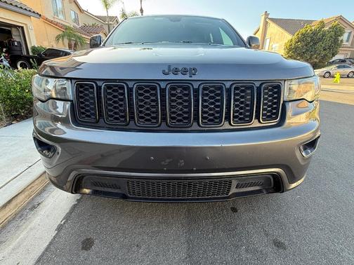 Gray 2017 Jeep Grand Cherokee Altitude