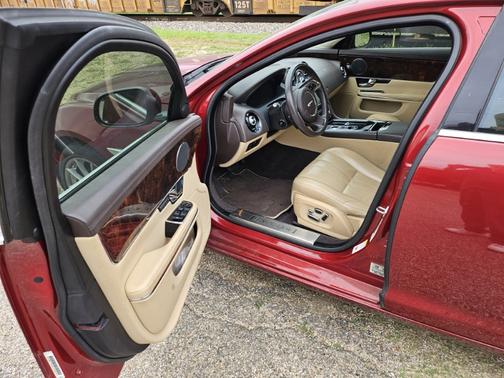 2012 Jaguar XJ Base