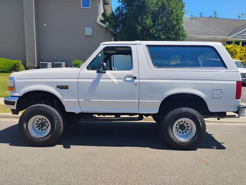White 1992 Ford Bronco XLT