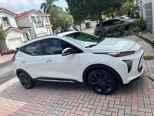 White 2022 Chevrolet Bolt EUV Premier